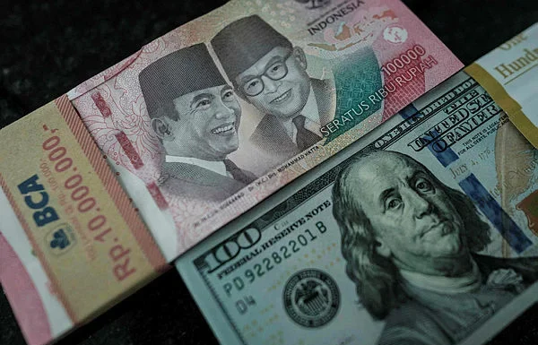 Rupiah falls to record low past 18,000 against US dollar