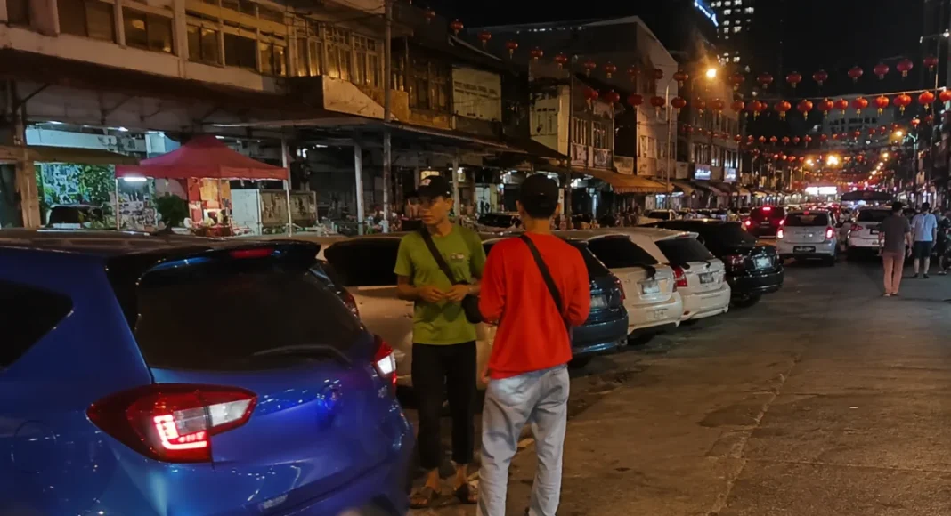 Foreigners allegedly impersonating parking attendants in Petaling Street, claims viral post