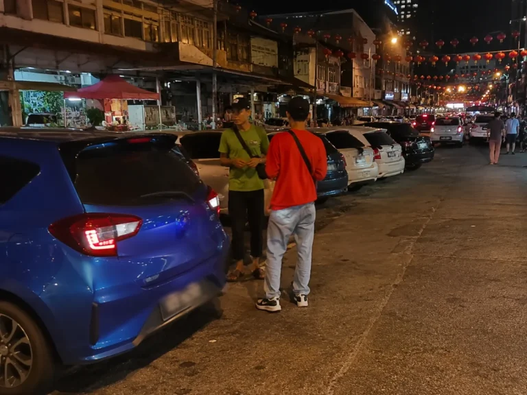 Foreigners allegedly impersonating parking attendants in Petaling Street, claims viral post