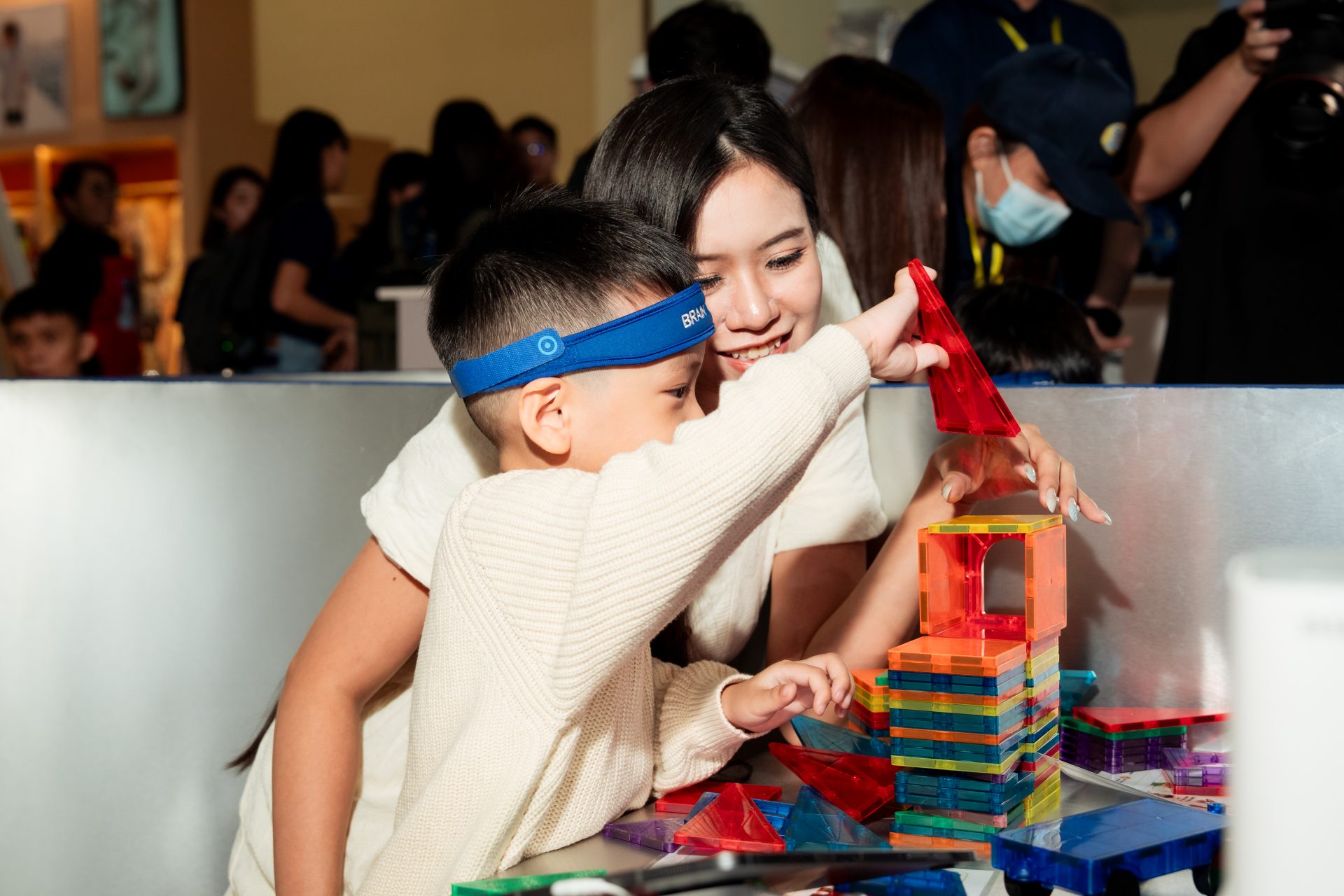 A mum and child experiencing the Brain Visualiser Demonstration, an interactive experience that visualises participants’ brain activities through a series of games at the TCE Baby Expo. – HANDOUT PICS A mum and child experiencing the Brain Visualiser Demonstration, an interactive experience that visualises participants’ brain activities through a series of games at the TCE Baby Expo. – HANDOUT PICS