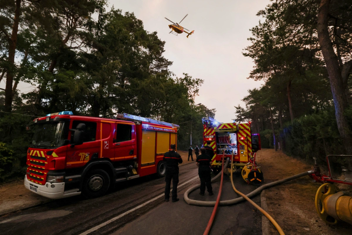 Wildfires advance near Paris as France marks national day Wildfires advance near Paris as France marks national day