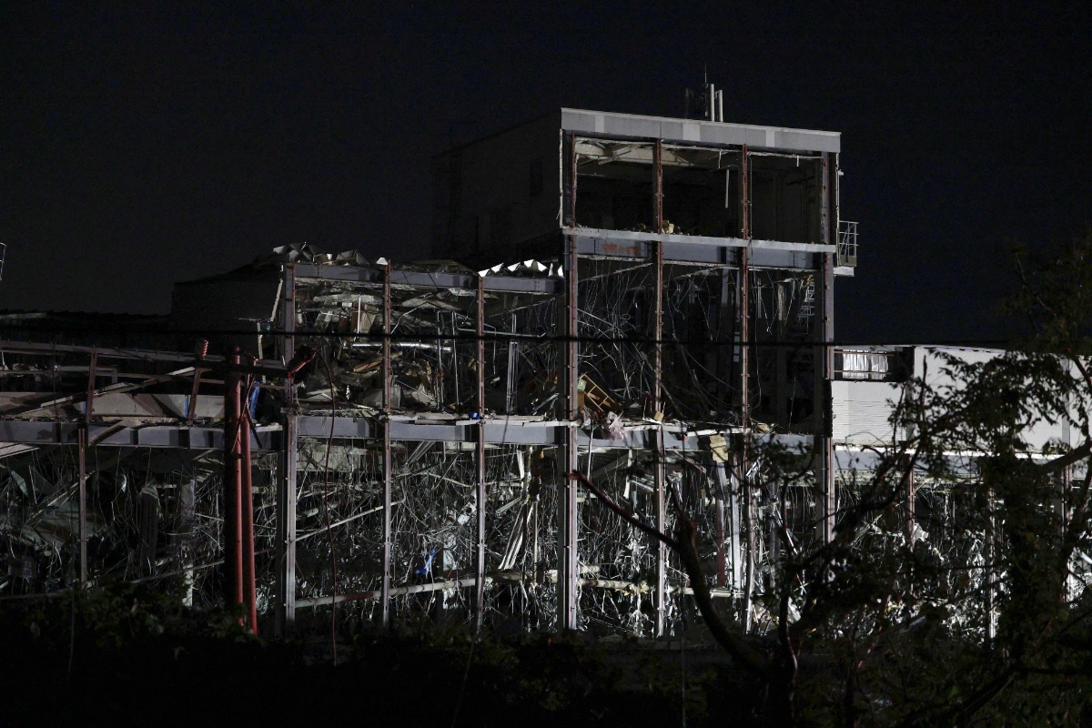 Many people trapped in shopping mall after Japan quake