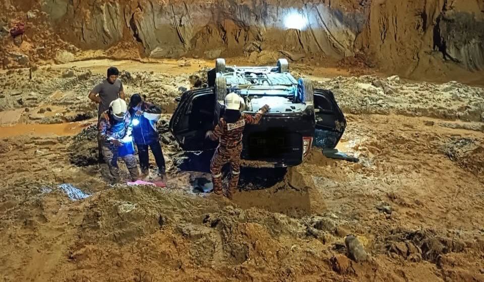 Five Chinese nationals hurt as car plunges into ravine in Machang Five Chinese nationals hurt as car plunges into ravine in Machang