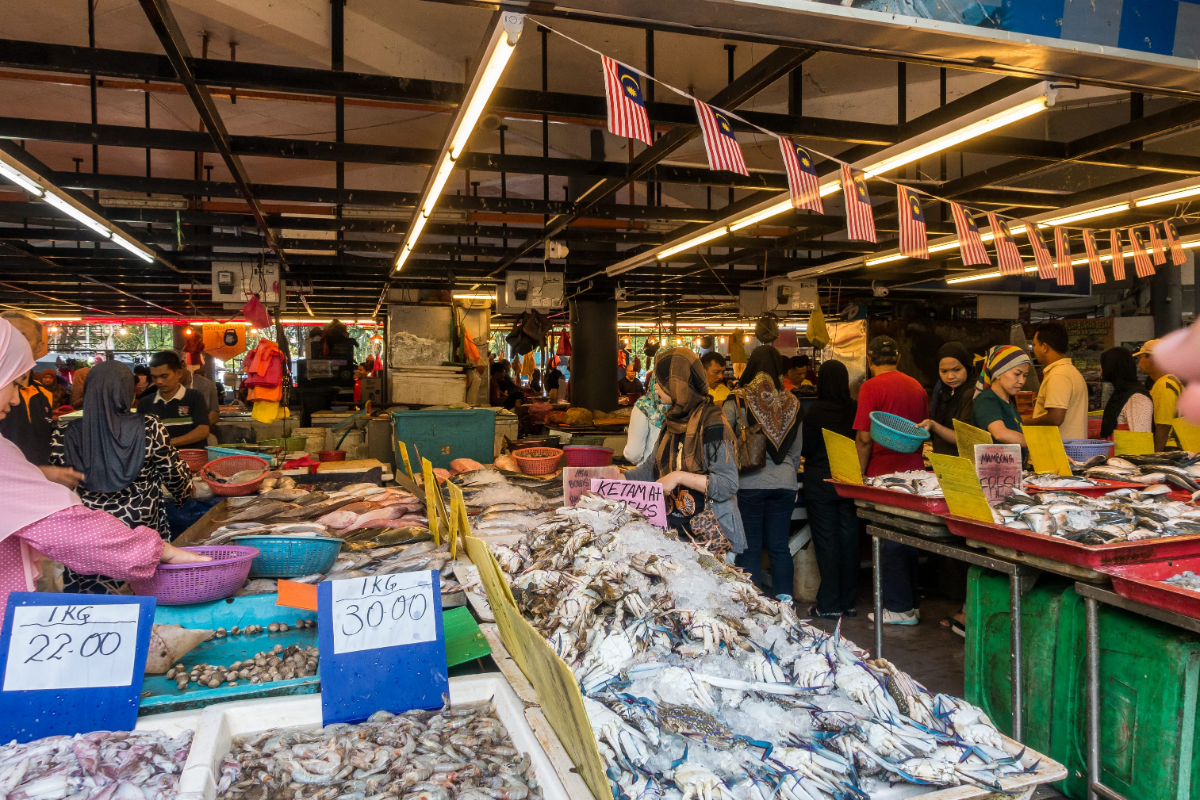 Third spaces: Where everybody knows your name Early morning crowds give wet markets their busiest and most distinctive atmosphere. – ALL PICS FROM 123RF
