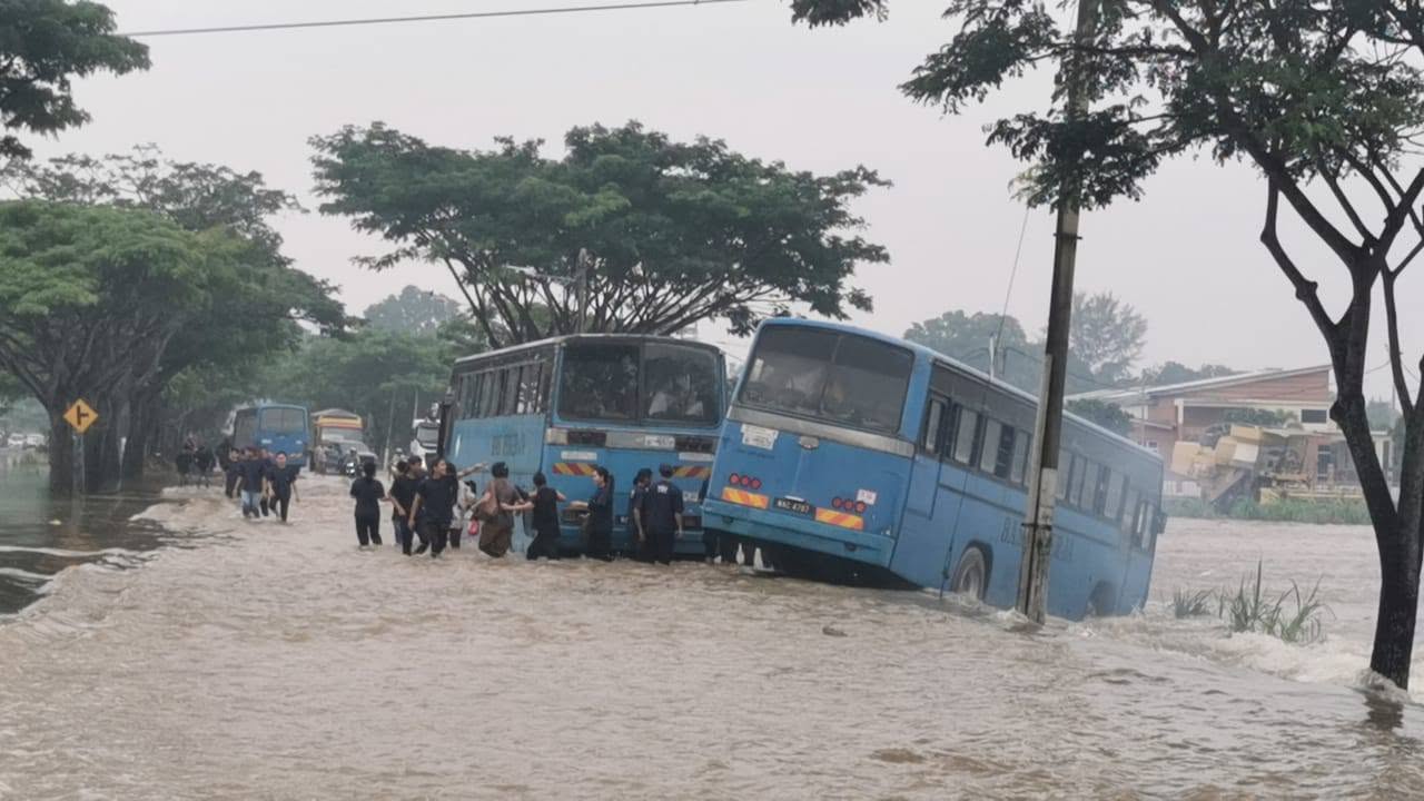 Melaka flood victims exceed 100 as rain tops Senyar levels Melaka flood victims exceed 100 as rain tops Senyar levels