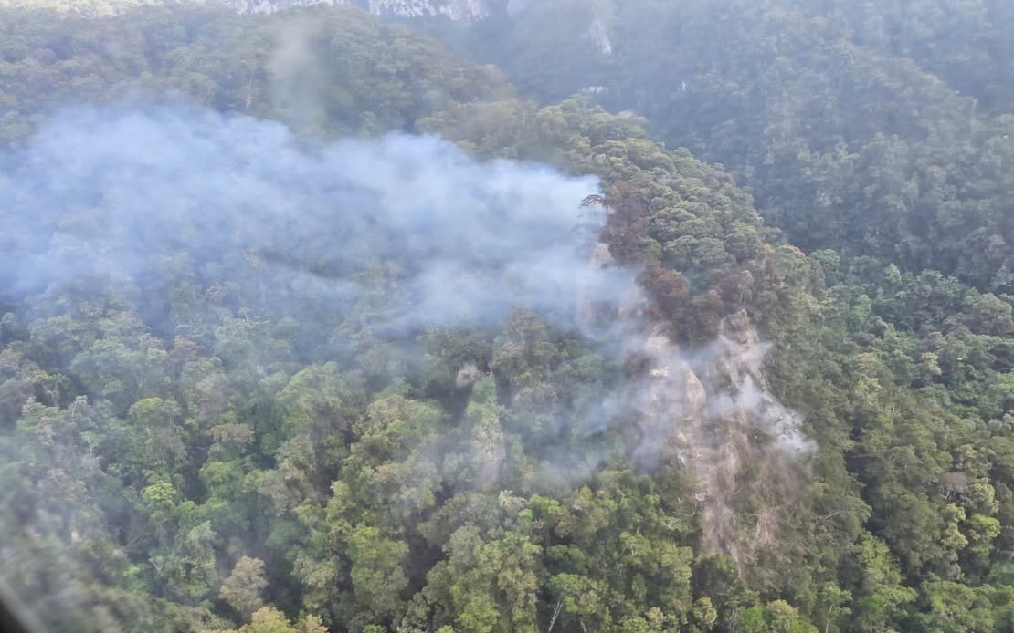 Helicopter deployed to fight Niah National Park hill fires Helicopter deployed to fight Niah National Park hill fires
