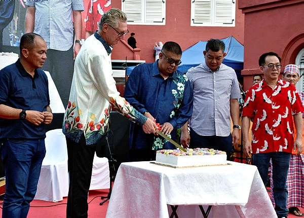 AB RAUF_BATIK Melaka explores potential of Dutch-inspired batik as new tourism product