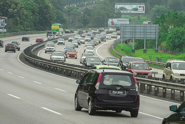 ADIB RAWI_JAMMED HIGHWAY PLUS Three injured in lorry plunge into ravine along PLUS highway