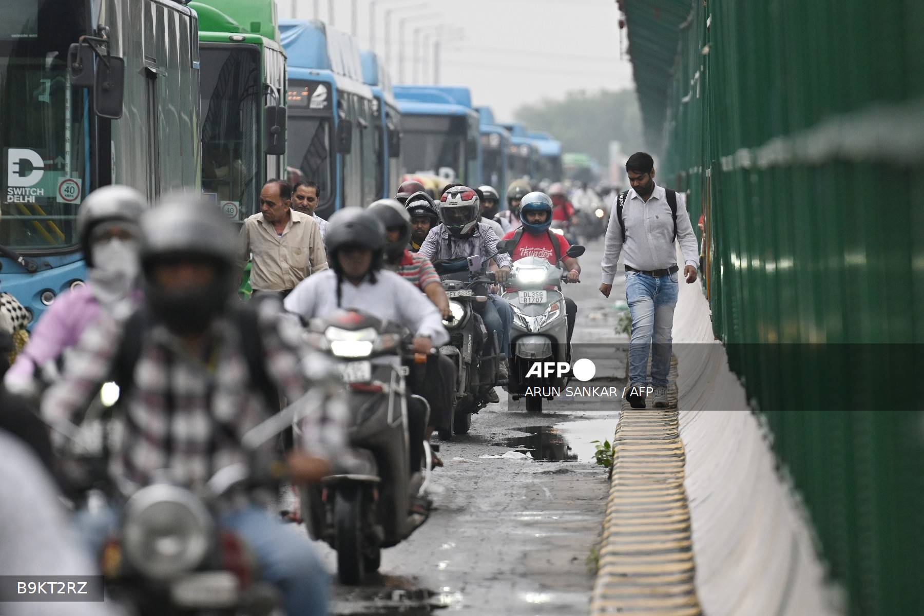 India's choked pavements fail pedestrians