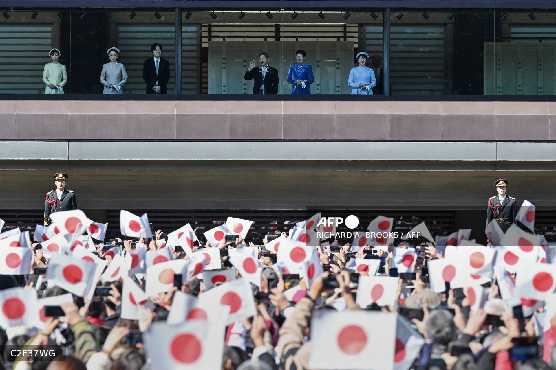 Japan tweaks imperial law but bars women from throne Japan tweaks imperial law but bars women from throne