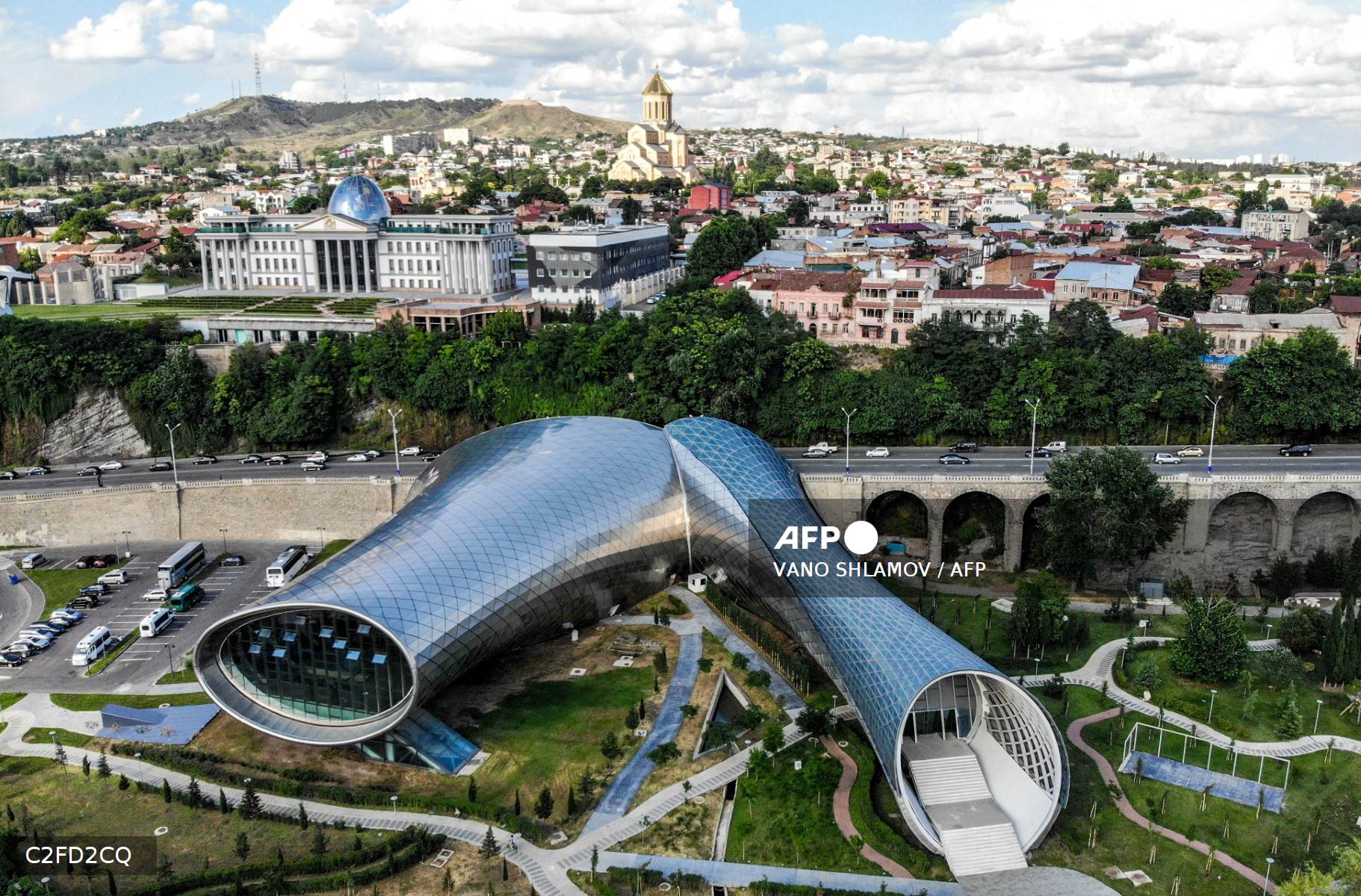 Tbilisi to demolish unfinished landmark amid political feud