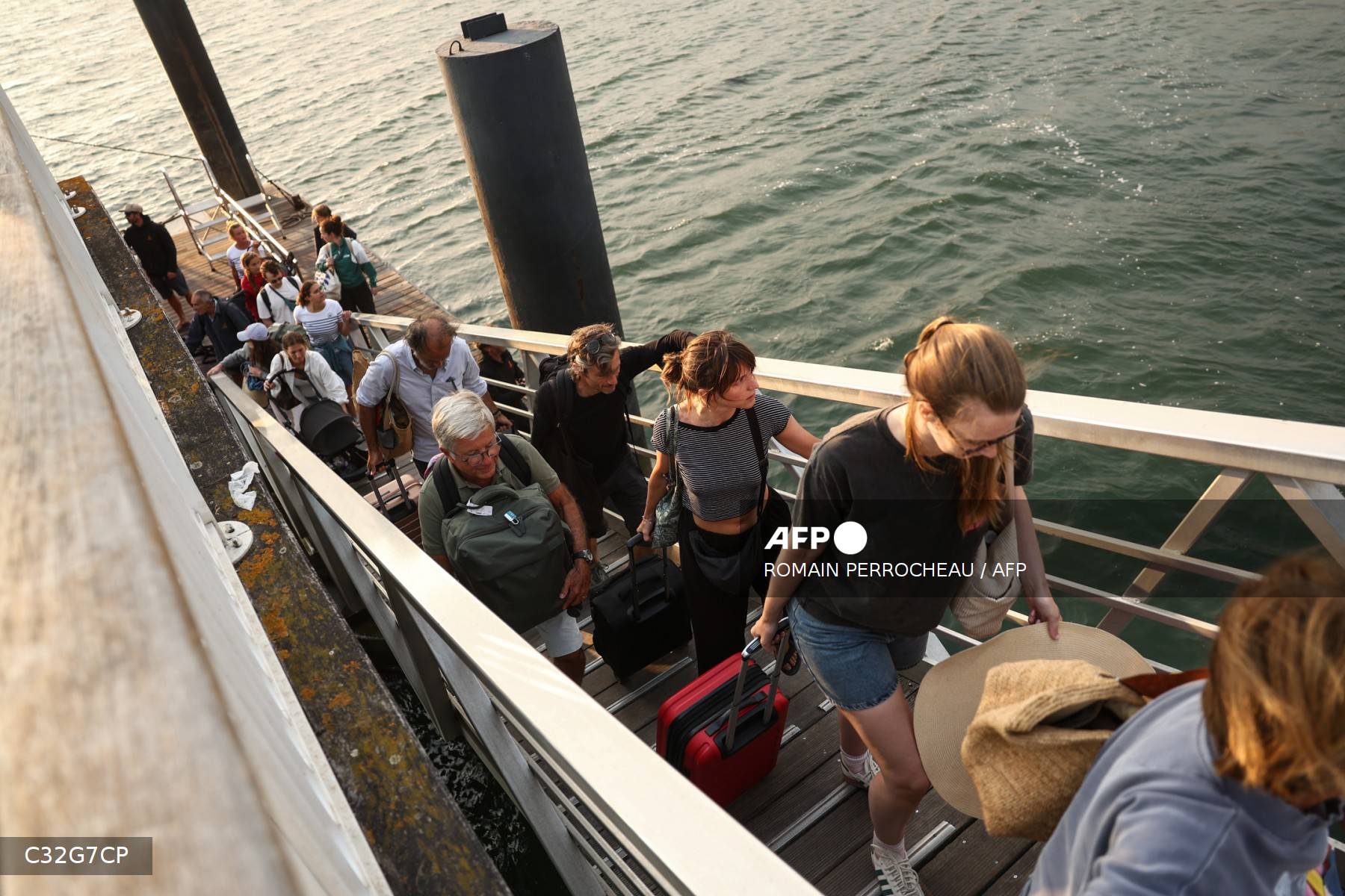 Hundreds flee French wildfire by boat from Cap Ferret