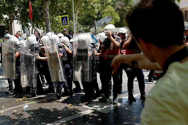 ALBANIA_-US-POLITICS-TOURISM-ENVIRONMENT-DEMO-131859t6a465739m600xc7a1f2a2 Albania police fire water cannon as Trump-linked protests boil over