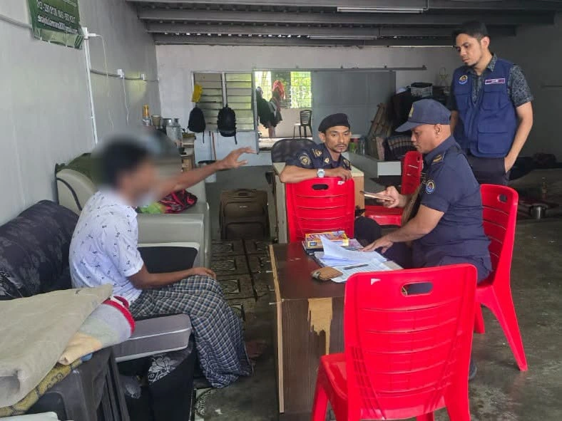 Alor Setar City Council raids premises operating as school for Rohingya children Alor Setar City Council raids premises operating as school for Rohingya children