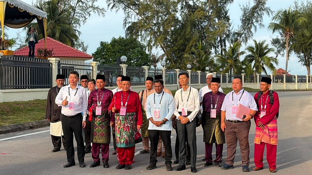 Aminuddin arrives to file nomination papers for Linggi seat as three-way battle looms Aminuddin arrives to file nomination papers for Linggi seat as three-way battle looms
