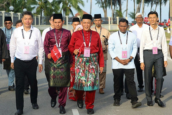 Aminuddin unveils Linggi port and industrial plans Aminuddin unveils Linggi port and industrial plans
