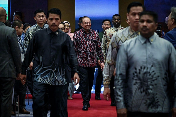 Anwar reaffirms ASEAN centrality as pillar of Malaysias foreign policy Anwar reaffirms ASEAN centrality as pillar of Malaysia’s foreign policy