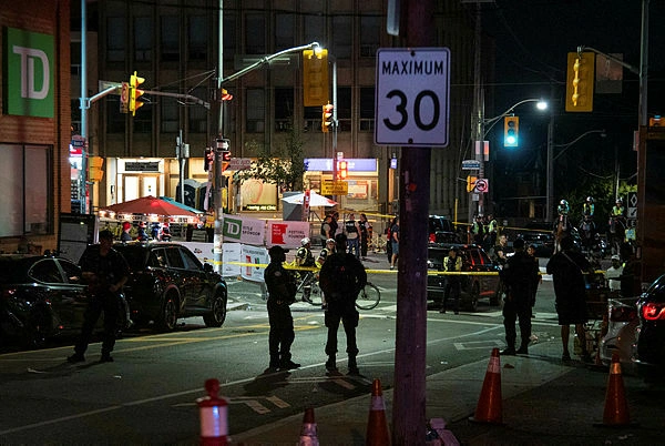 2 dead, 3 hurt in Toronto shooting, attacker at large