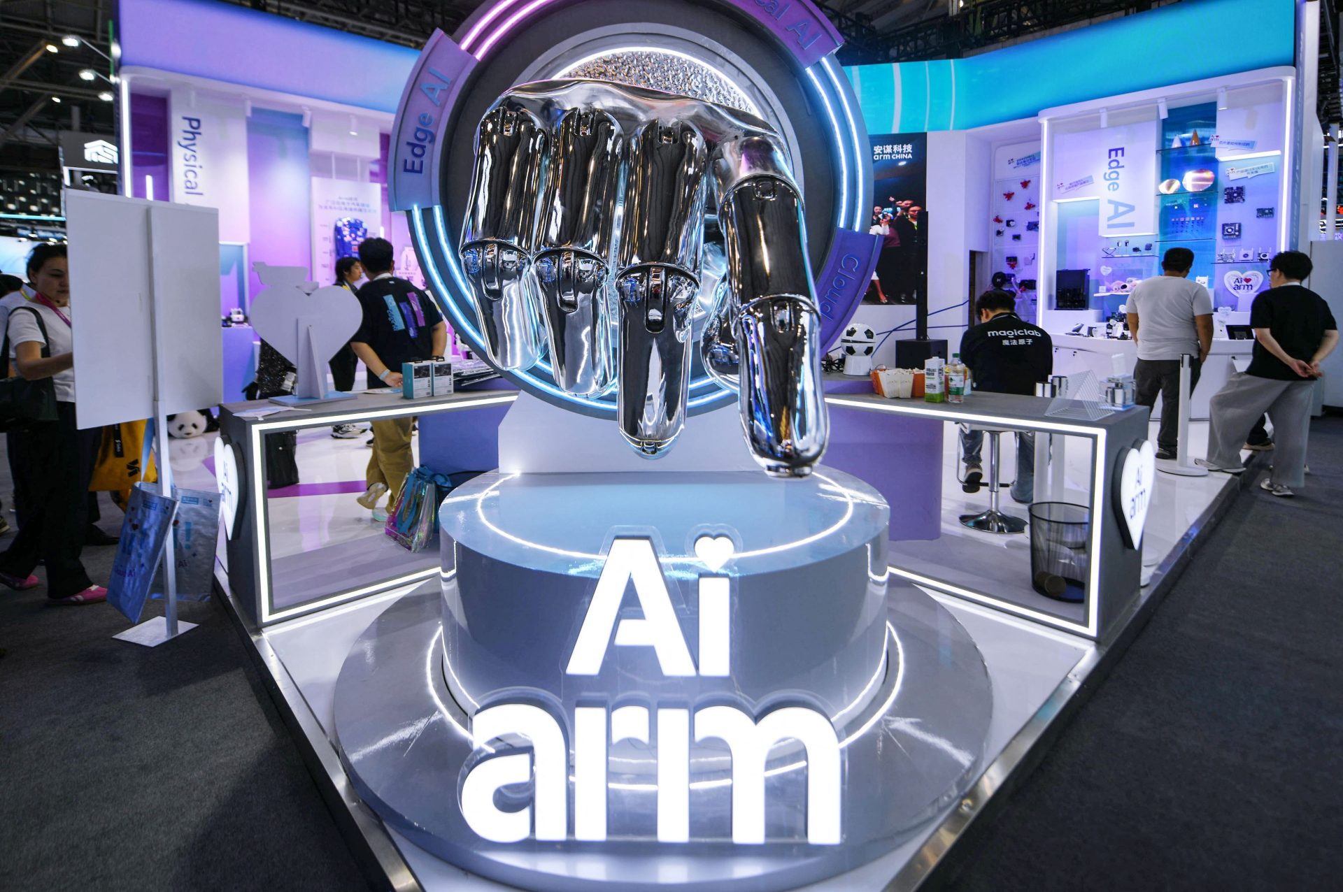 CHINA-TECHNOLOGY-AI Pocket-size AI: Powerful phones star at China show