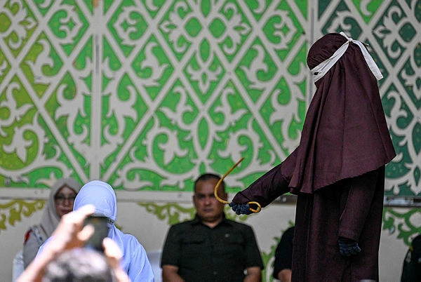 CORRECTION-INDONESIA-RELIGION-CRIME (1) Indonesia's Aceh flogs couple for kissing in TikTok video