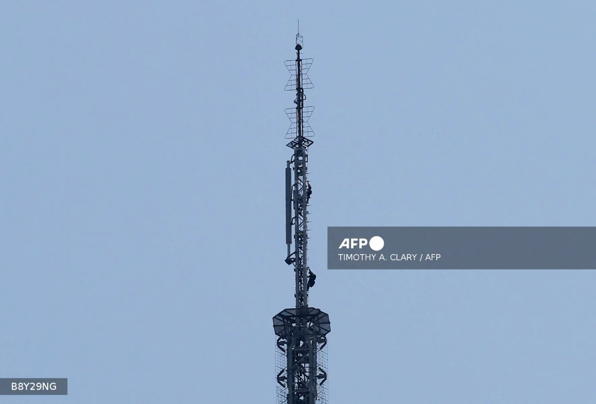Couple scales Empire State Building in apparent proposal Couple scales Empire State Building in apparent proposal