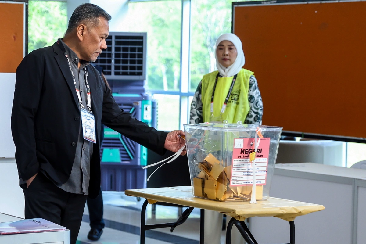 EC chairman inspects voting process at four polling centres EC chairman inspects voting process at four polling centres