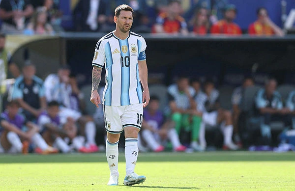 FOI-SOC-SPO-WCS-SPAIN-V-ARGENTINA_-FINAL-FIFA-WORLD-CUP (4) Messi lands in Argentine hometown after World Cup defeat
