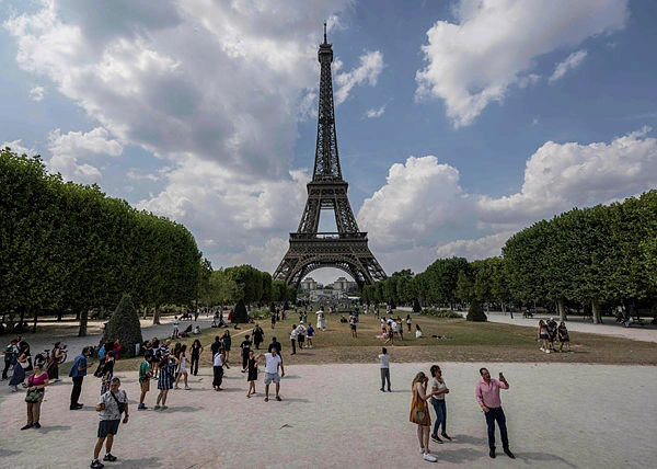 FRANCE-ECONOMY-TOURISM Man arrested over fire in Paris park