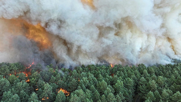 FRANCE-FIRE (1) Major fire rages in Fontainebleau forest near Paris