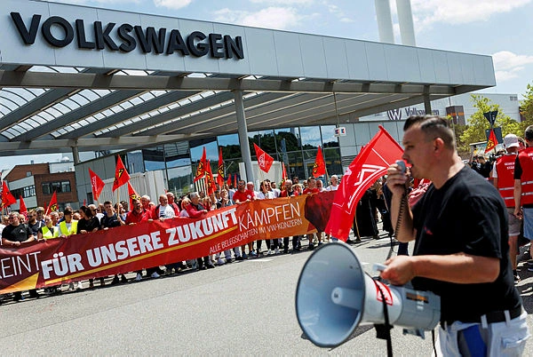 GERMANY-ECONOMY-INDUSTRY-AUTOMOBILE-LAYOFFS-UNIONS-PROTEST- (1) Union warns of 'conflict' as Volkswagen eyes mass job cutsUnion warns of 'conflict' as Volkswagen eyes mass job cuts