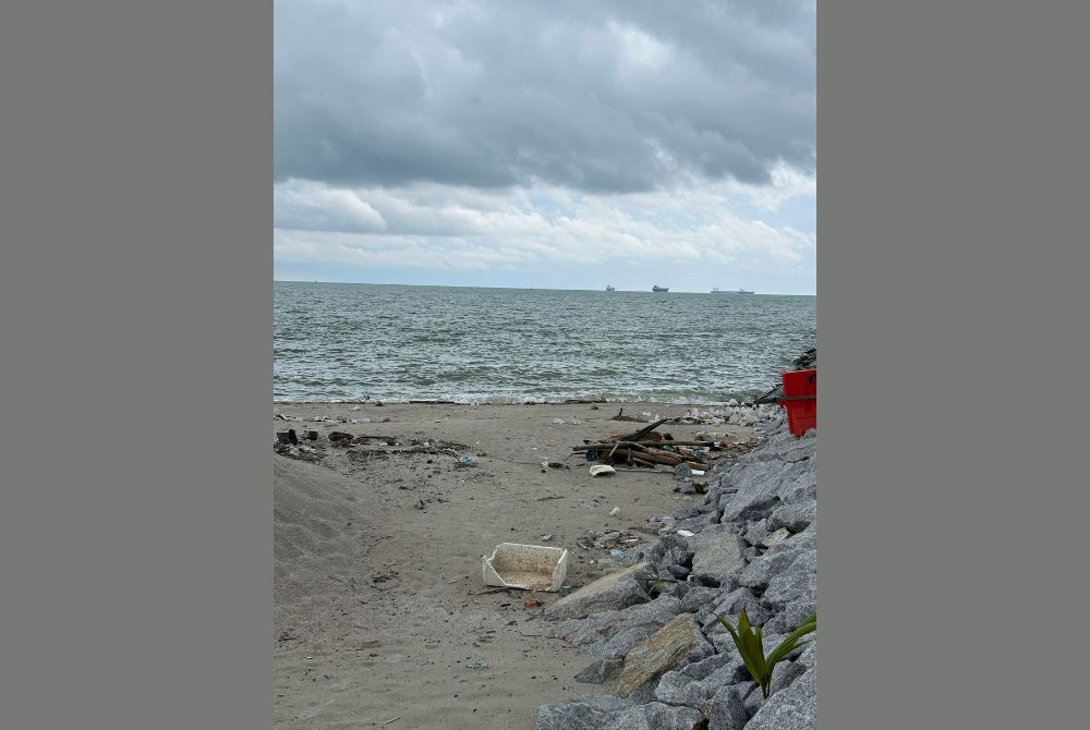 If Real Madrid fail to beat Barcelona, the Catalans will be crowned Spanish champions for a second consecutive season. (51) Pantai Puteri beach photos show rubbish along shoreline