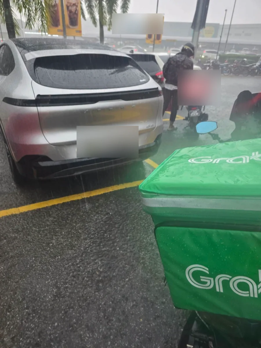 'I'll repair it myself': Xpeng owner praised after forgiving apologetic GrabFood rider who hit parked car 'I'll repair it myself': Xpeng owner praised after forgiving apologetic GrabFood rider who hit parked car