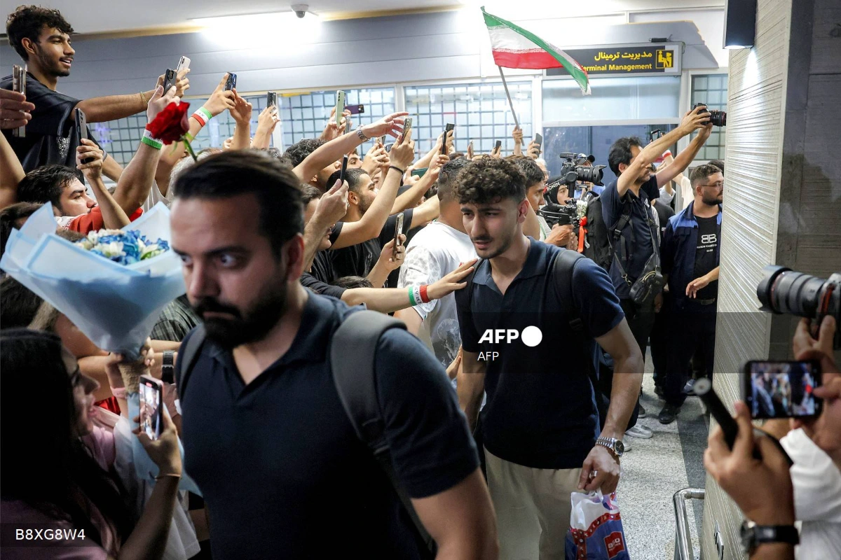Iranian World Cup squad gets heroes welcome at home Iranian World Cup squad gets heroes' welcome at home