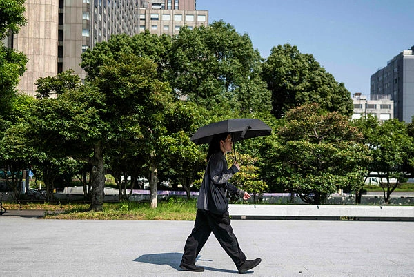Japan cities 'cruelly hot' for first time