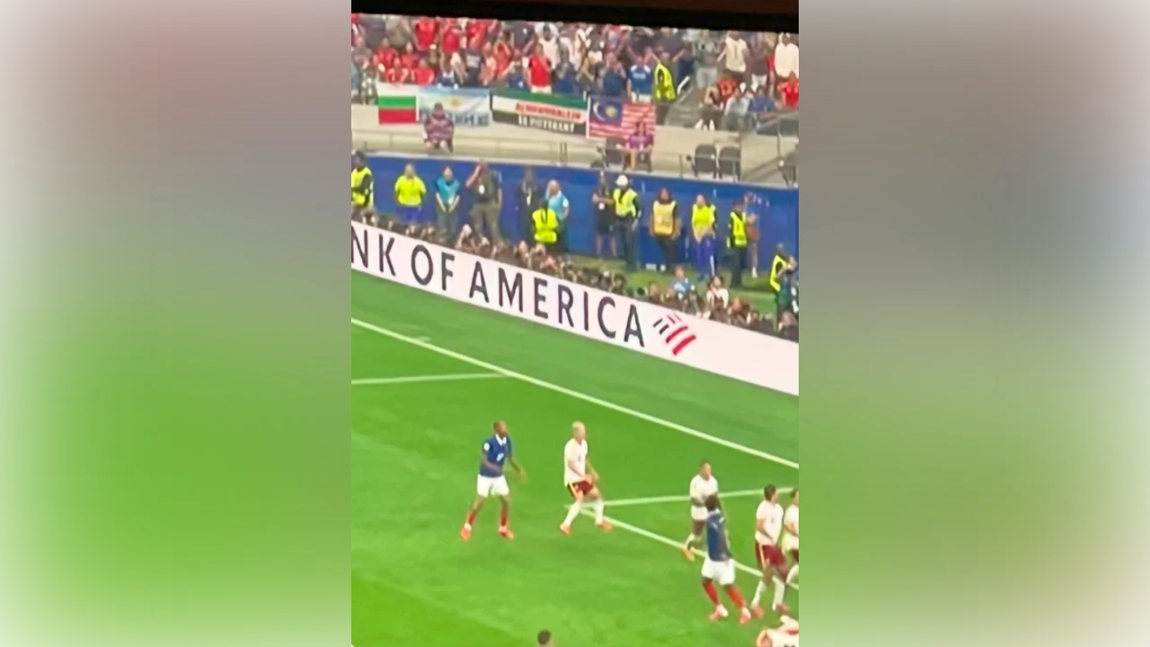 Jalur Gemilang-blurred (1) Netizens spot Malaysian flag during France-Spain football match