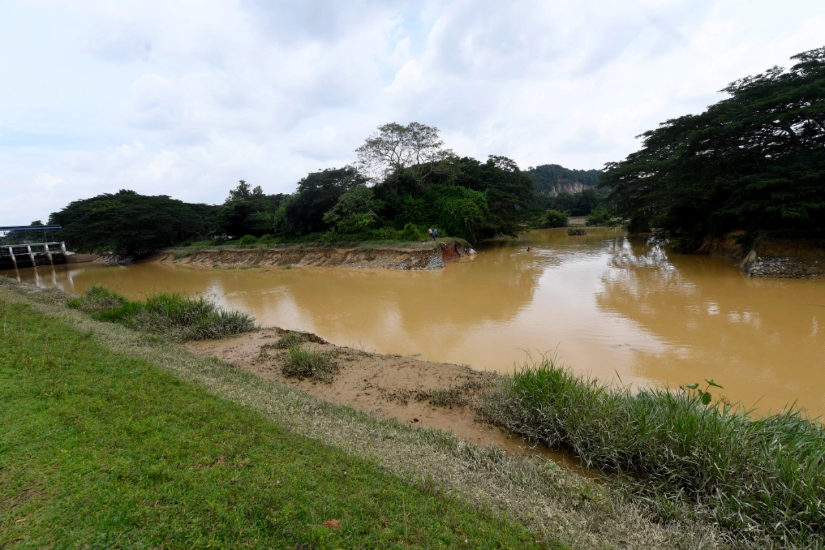 Urgent retaining walls needed for Sungai Padang erosion Urgent retaining walls needed for Sungai Padang erosion