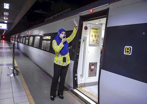 KTMB Fallen structure disrupts KTM Komuter and ETS services near Batang Benar