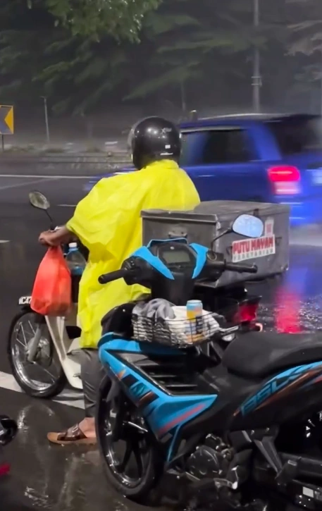 Kind-hearted putu mayam seller gives free putu mayam to motorcyclists sheltering from the rain Kind-hearted putu mayam seller gives free putu mayam to motorcyclists sheltering from the rain