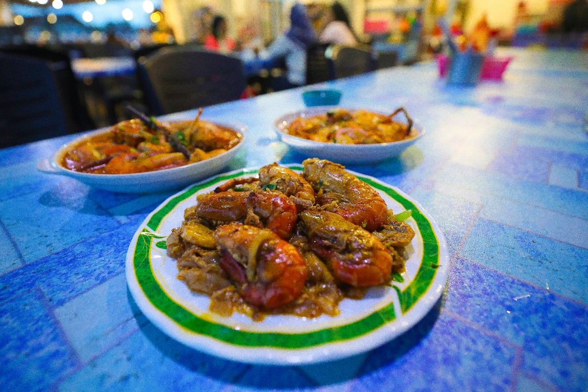 Kuala Lawas giant freshwater prawn noodles draw Brunei foodies Kuala Lawas' giant freshwater prawn noodles draw Brunei foodies