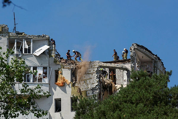 Kyiv Moscow exchange deadly strikes after massive attack Kyiv, Moscow exchange deadly strikes after massive attack