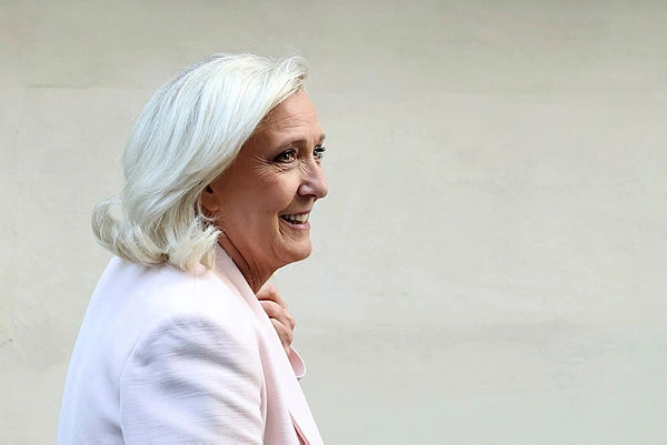 Le Pen vows to fight on for French presidency Le Pen vows to fight on for French presidency