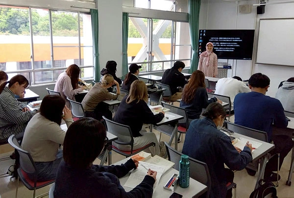 Lecturer questions fairness of student evaluations, netizens divided