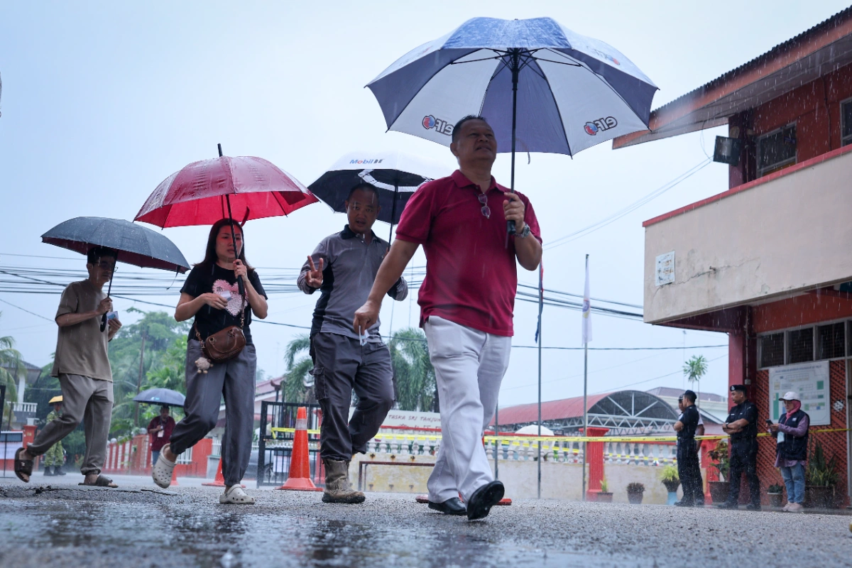 Light rain fails to dampen Johor voters spirits Light rain fails to dampen Johor voters' spirits