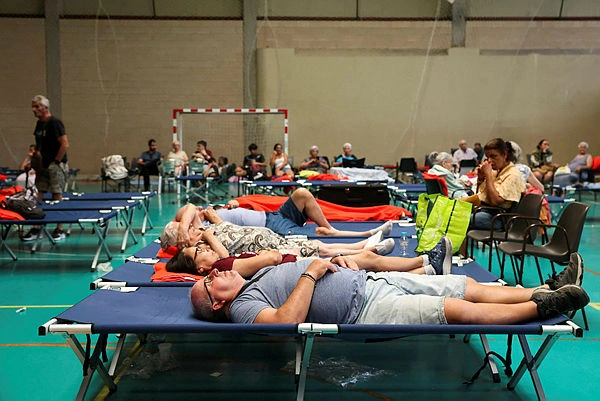 Madrid wildfire forces 19000 to evacuate or shelter Madrid wildfire forces 19,000 to evacuate or shelter