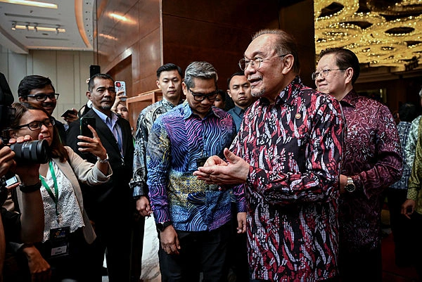 Malaysia welcomes USIran ceasefire but warns fragile peace could collapse Anwar Malaysia welcomes US–Iran ceasefire but warns fragile peace could collapse: Anwar