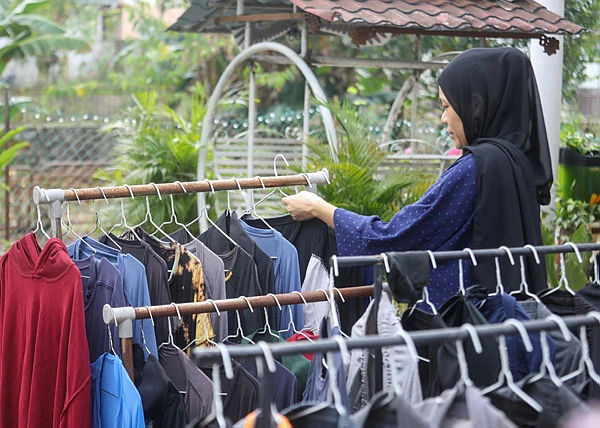 Malaysians spend over five hours daily on unpaid chores and care Malaysians spend over five hours daily on unpaid chores and care