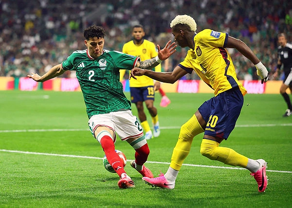 Mexico-Ecuador World Cup match delayed by rain at Azteca Mexico-Ecuador World Cup match delayed by rain at Azteca