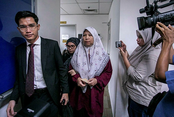 NURHASWANI_MAHKAMAH Prosecution rejects bid to drop assault charge on Perak sultan