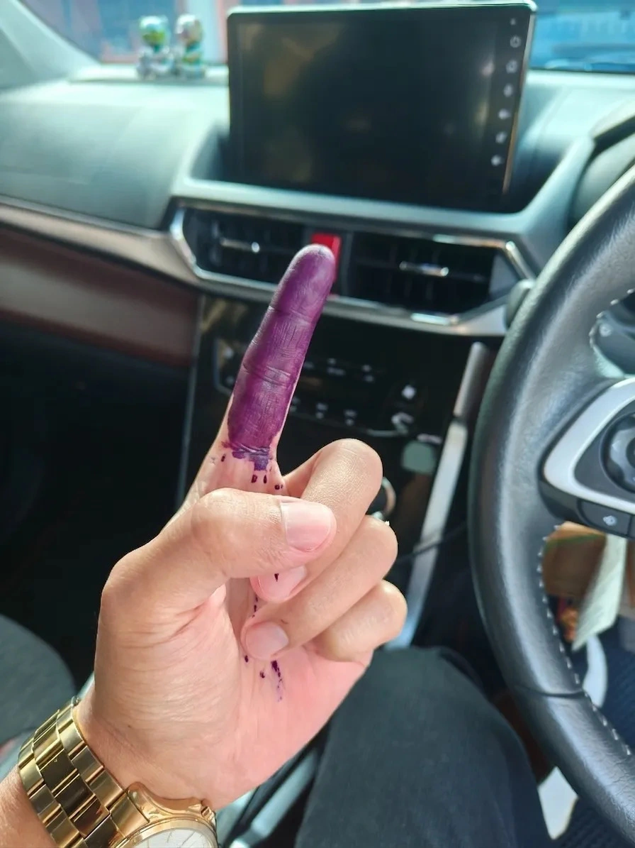 Nak pakai sampai PRU - Johor voters ink-soaked finger leaves Malaysians in tears 'Nak pakai sampai PRU!' - Johor voter's ink-soaked finger leaves Malaysians in tears