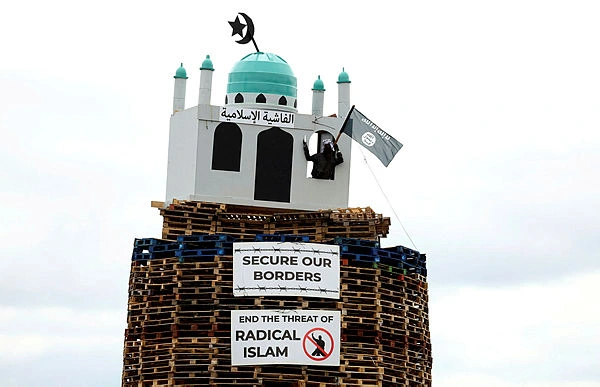 Northern Irish bonfire torched before police removal Northern Irish bonfire torched before police removal
